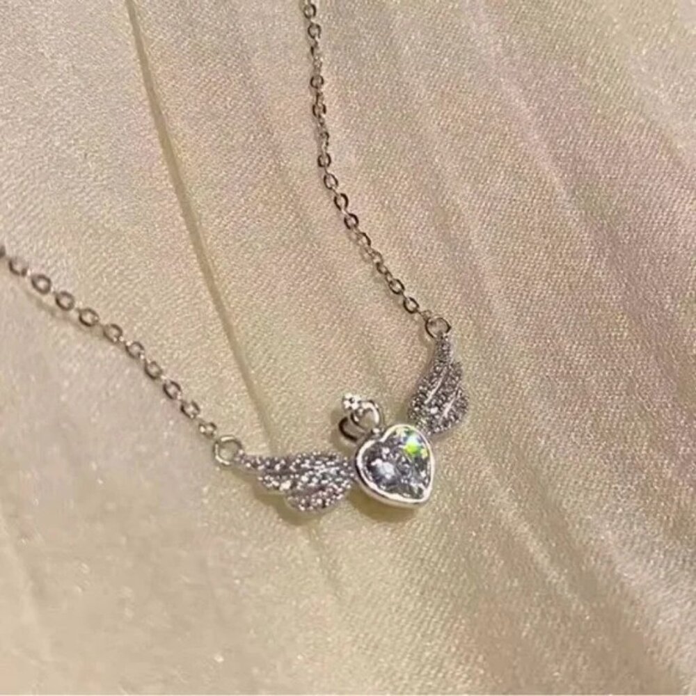 5/$25💎 Elegant Silver Heart Wing Necklace